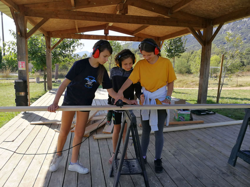 Bricolage en équipe au collège Montessori