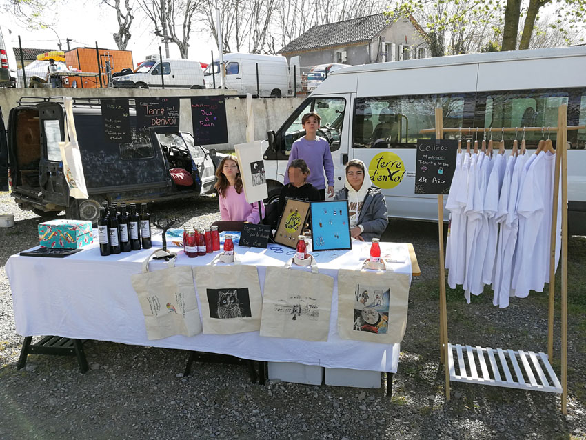 Le collège Montessori Terre d'envol au marché de Saint-Hippolyte-du-Fort