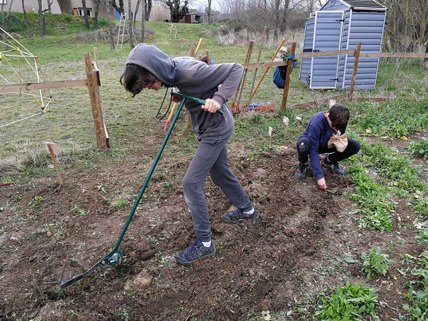 Jardinage en pédagogie alternative